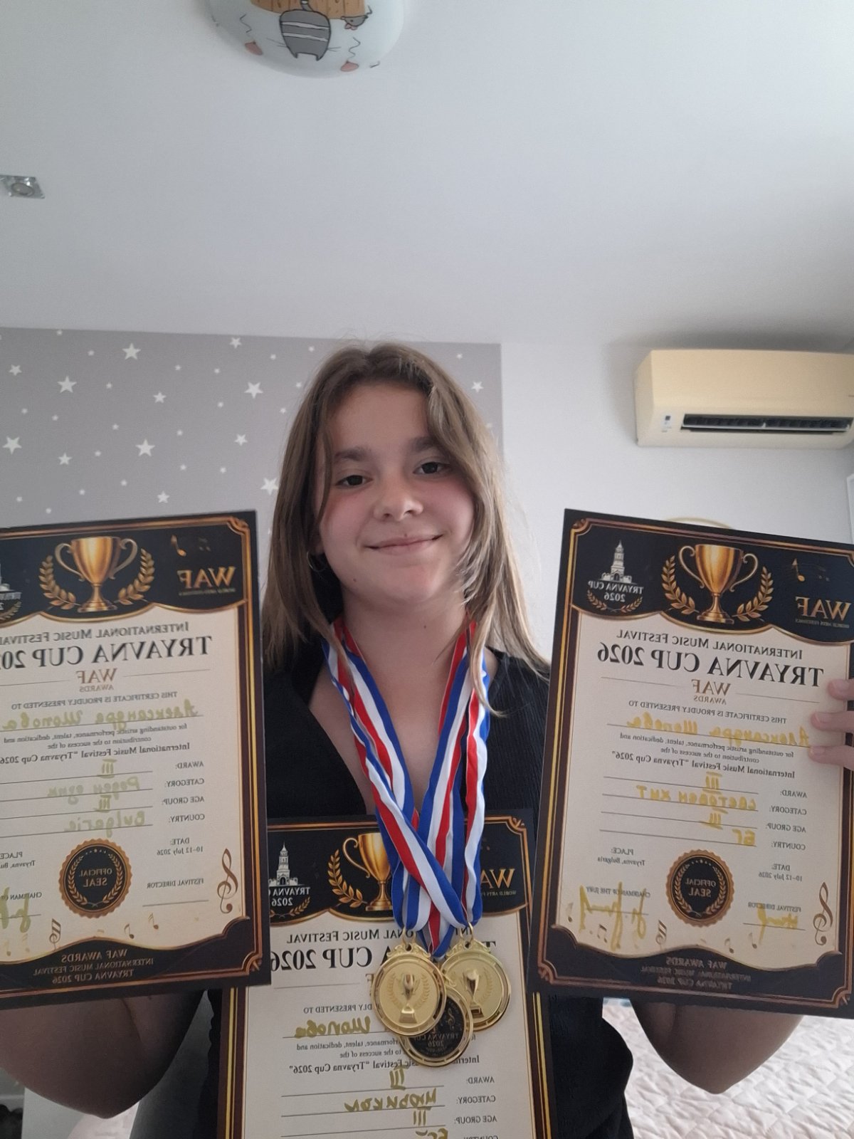 Александра Шопова с трите си награди от международния конкурс Tryavna Cup 2026