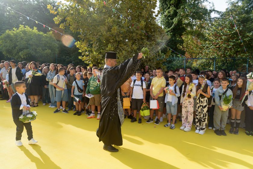 Водосвет пред учениците, родителите и учителите