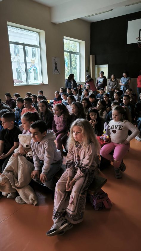 Ученици слушат презентация в училищната зала.